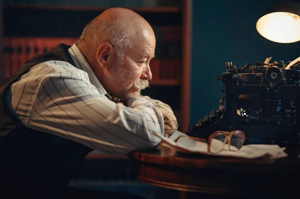 Ältere Schriftsteller Denken Alte Schreibmaschinen Homeoffice Alter Mann Mit Brille — Stockfoto