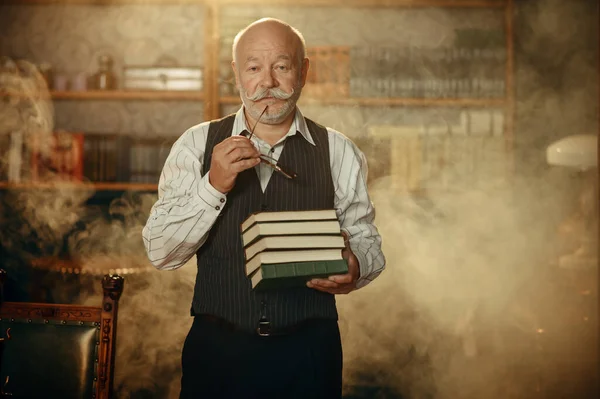 Oudere Schrijver Heeft Een Stapel Boeken Zijn Kantoor Oude Man — Stockfoto