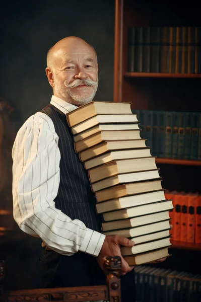 Idősebb Írónak Egy Halom Könyve Van Irodájában Szemüveges Öregember Irodalmi — Stock Fotó