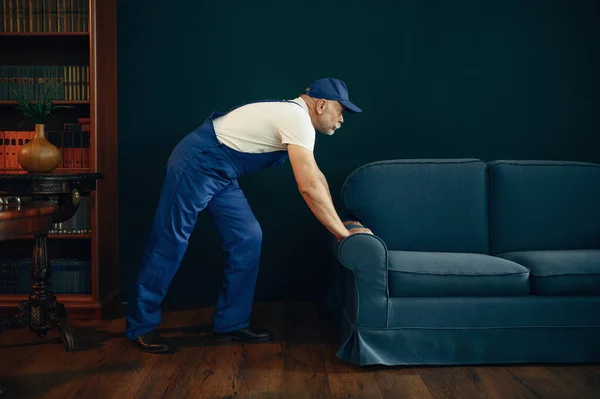 Ein Älterer Mann Uniform Bewegt Das Sofa Homeoffice Erwachsene Zusteller — Stockfoto