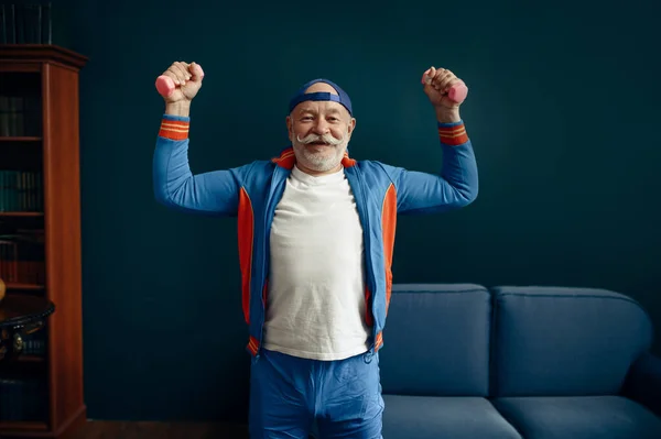 Oudere Sportman Uniform Doet Oefeningen Met Halters Thuis Volwassen Man — Stockfoto