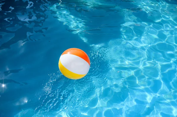 プール内の青い水の中にカラフルなボールは 晴れた日 夏の休日 アクティブなライフスタイルのプールサイドでのスポーツやエンターテイメント — ストック写真