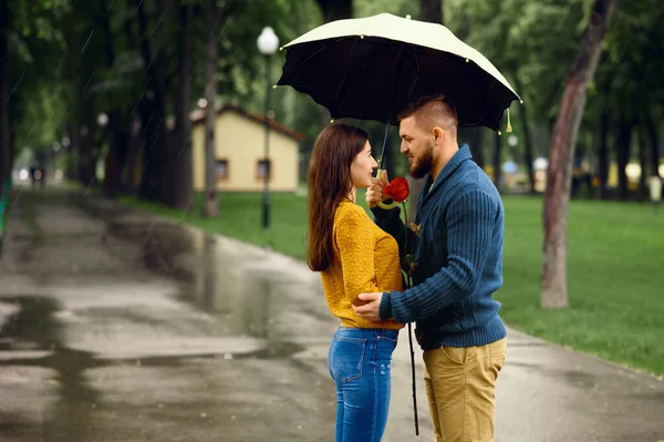Pareja Amor Con Abrazos Paraguas Parque Verano Días Lluvia Hombre — Foto de Stock