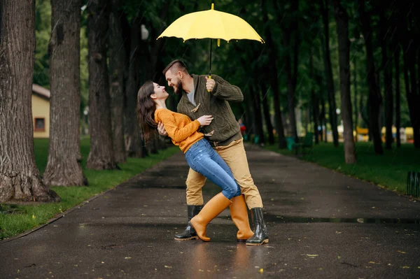 Feliz Pareja Amor Bailando Parque Día Lluvioso Verano Hombre Mujer — Foto de Stock