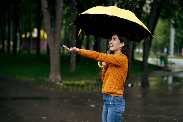 Frau Mit Regenschirm Genießt Regen Sommerpark Regentag Weibliche Person Allein — Stockfoto