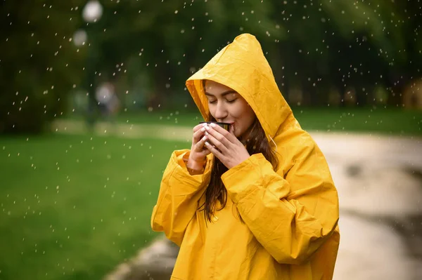 Frau Regenmantel Trinkt Heißen Tee Sommerpark Regentag Einsame Frau Regencape — Stockfoto