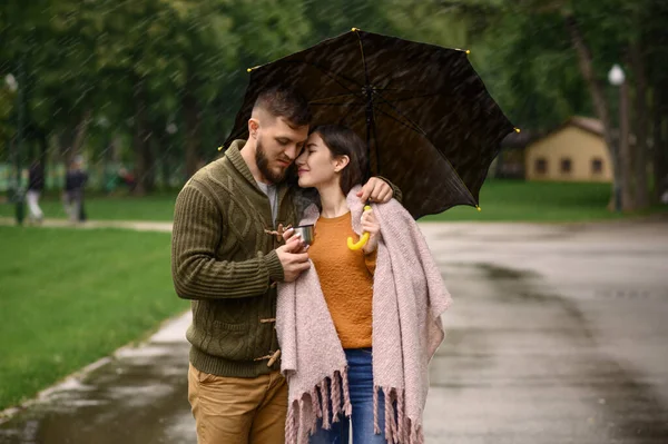 Liebespaar Trinkt Heißen Kaffee Park Sommerregen Mann Und Frau Stehen — Stockfoto