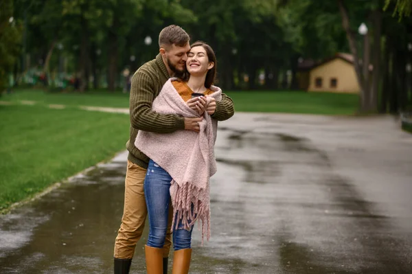 Pareja Amor Disfrutan Uno Contra Otro Parque Día Lluvioso Verano — Foto de Stock