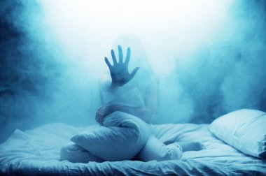 Psikopat kadın yatakta el ele, arka planda koyu dumanlı oda. Psikedelik kişilik her gece sorun yaşıyor, depresyon ve stres, üzüntü, psikiyatri hastanesi