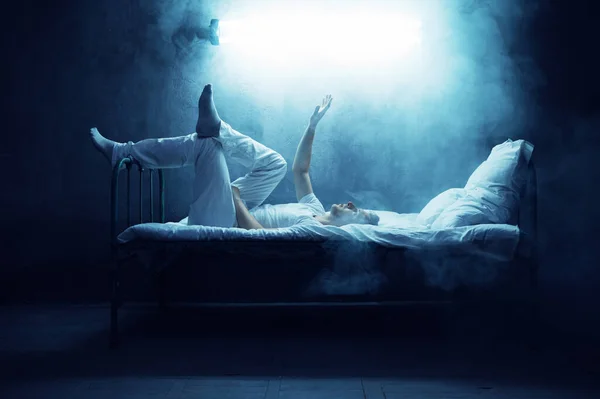 Psikopat Adam Yatakta Yalnız Arka Planda Karanlık Dumanlı Oda Psikedelik — Stok fotoğraf