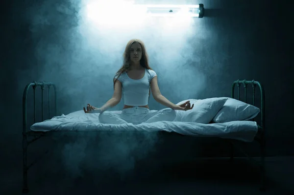 Psycho Vrouw Yoga Poseren Bed Donkere Kamer Achtergrond Psychedelische Persoon — Stockfoto