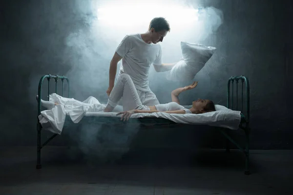 Psycho Man Wurgt Vrouw Bed Donkere Kamer Achtergrond Psychedelische Persoon — Stockfoto