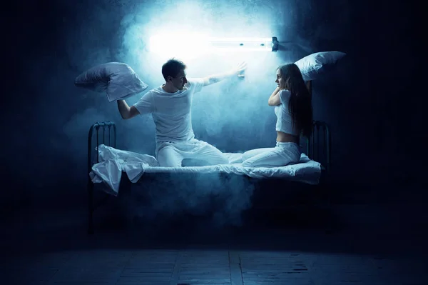 Hombre Mujer Psicópatas Pelean Almohadas Cama Cuarto Oscuro Fondo Persona — Foto de Stock