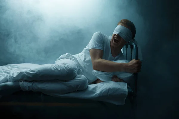Geblinddoekte Gekke Man Bed Donkere Kamer Achtergrond Psychedelische Mannelijke Persoon — Stockfoto