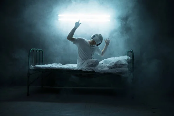 Mit Verbundenen Augen Bett Sitzender Psycho Mann Schlaflosigkeit Horror Dunkles — Stockfoto