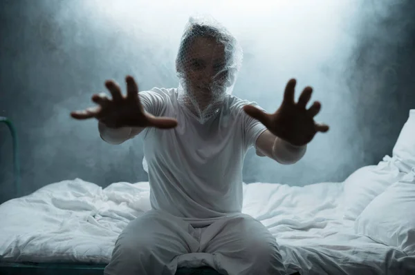 Божевільний Чоловік Тримав Руки Ліжку Безсоння Темну Димчасту Кімнату Фоні — стокове фото