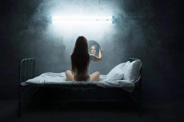 Femme Folle Avec Miroir Assis Lit Insomnie Chambre Sombre Sur — Photo