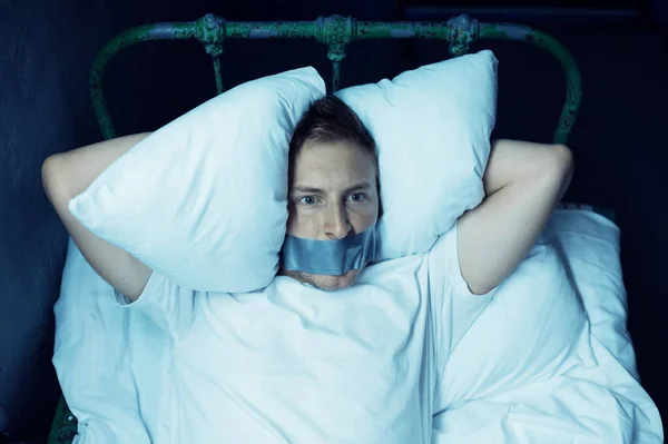 Psycho Mann Mit Verklebtem Mund Bett Liegend Schlaflosigkeit Dunkler Raum — Stockfoto