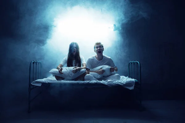 Τρελός Άντρας Και Γυναίκα Είναι Κραυγές Στο Κρεβάτι Τρόμος Αϋπνίας — Φωτογραφία Αρχείου