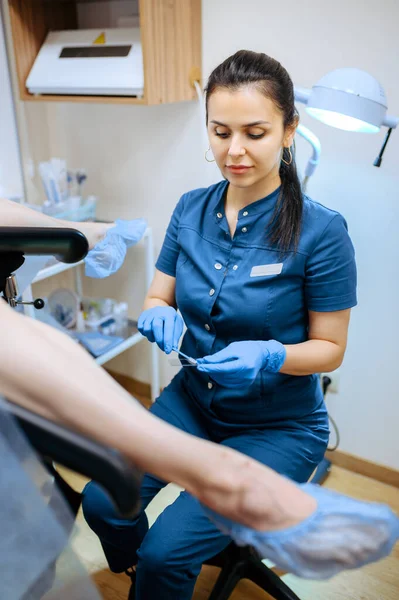 Kvinnlig Gynekolog Handskar Och Uniform Gynekologisk Undersökning Klinik Gynekologi Diagnostik — Stockfoto