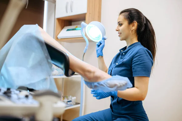 Ginecóloga Guantes Uniforme Lugar Trabajo Paciente Silla Examen Ginecológico Clínica — Foto de Stock