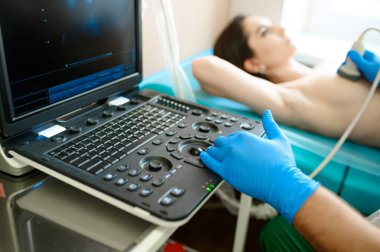 Bir mamolog klinikte göğüs ultrasonu taraması yapar. Hastanede göğüs ultrasonografisi, profesyonel teşhis. Tıbbi uzman ve hasta, mammografi.