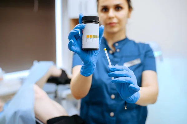 Eldivenli Üniformalı Kadın Jinekolog Testçi Gösteriyor Klinikte Jinekolojik Muayene Jinekoloji — Stok fotoğraf