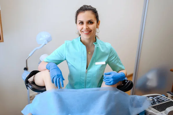 Femme Gynécologue Tient Tampon Coton Patient Dans Chaise Examen Gynécologique — Photo