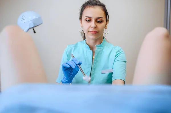 Kvinnlig Gynekolog Håller Bomullstampong Patient Stol Gynekologisk Undersökning Klinik Gynekologi — Stockfoto