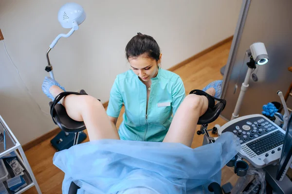 Gynäkologin Und Patientin Stuhl Draufsicht Gynäkologische Untersuchung Der Klinik Gynäkologische — Stockfoto