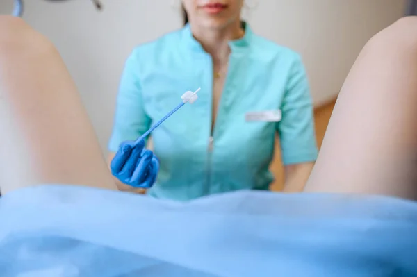 Vrouwelijke Gynaecoloog Houdt Katoen Tampon Patiënt Stoel Gynaecologisch Onderzoek Kliniek — Stockfoto