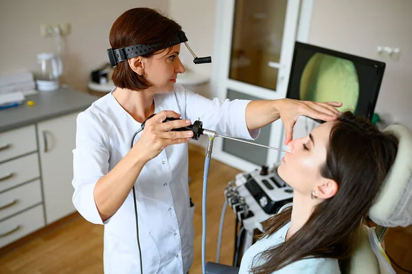 Žena Otolaryngoložka Pacientka Ordinaci Vyšetření Vyšetření Nosu Klinice Odborná Diagnostika — Stock fotografie