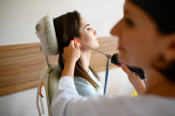 喉科女医生和椅子上的病人 耳镜检查 耳科检查 专业诊断 主治医生 医学专家和住院妇女 — 图库照片