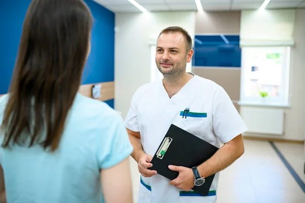 Friendly Male Doctor Uniform Talks Female Patient Clinic Corridor Professional — Stock Photo, Image