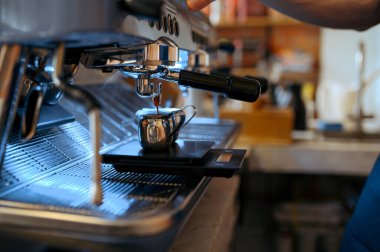 Barista 'nın işyeri, kafede kahve makinesi, kimse yok. Taze espresso hazırlamak için bar ekipmanları, profesyonel kafeterya aletleri.