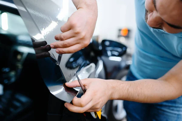 Empacotador Masculino Instala Tintura Carro Serviço Afinação Trabalhador Aplicando Tonalidade — Fotografia de Stock