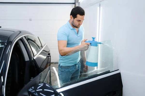 Envoltura Masculina Con Spray Prepara Coche Para Tinte Servicio Afinación — Foto de Stock