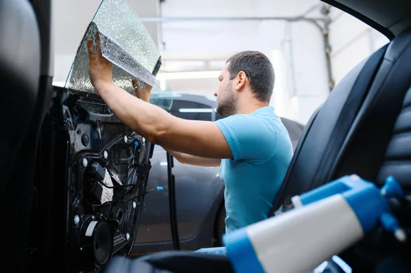 Especialista Masculino Instala Humedecido Coche Teñido Servicio Tuning Mecánico Aplicando — Foto de Stock