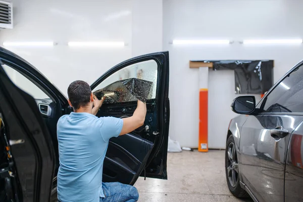 Männliche Spezialist Installiert Benetzte Auto Färbung Tuning Service Mechaniker Streicht — Stockfoto