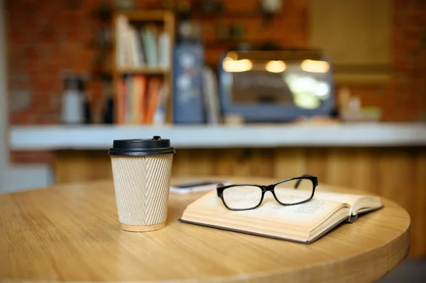 学生カフェのテーブルの上に本 コーヒーとグラスをオープンしました コーヒーハウス 食品のコンセプトで科目を学ぶ キャンパスカフェテリア誰も — ストック写真