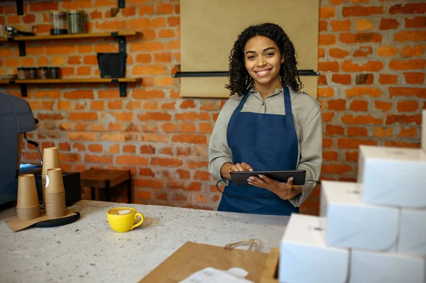 Barista Delantal Recibe Órdenes Cafetería Mujer Hace Café Expreso Fresco — Foto de Stock