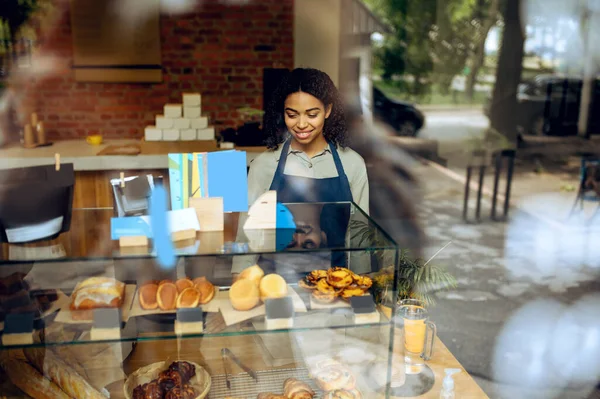 Barista Femenina Delantal Vitrina Con Postres Cafetería Mujer Eligiendo Dulces — Foto de Stock