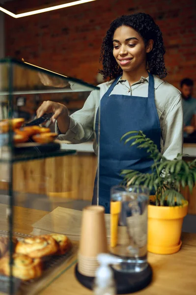 Barista Hembra Delantal Sostiene Plato Con Croissant Cafetería Mujer Eligiendo — Foto de Stock