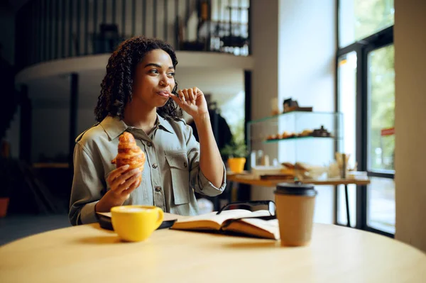 Lachende Studente Drinkt Koffie Met Croissants Café Vrouw Die Een — Stockfoto