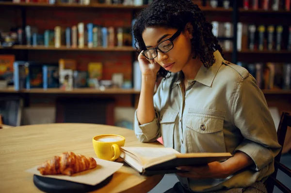 Estudiante Lee Libro Cafetería Biblioteca Mujer Mesa Con Café Croissant —  Fotos de Stock