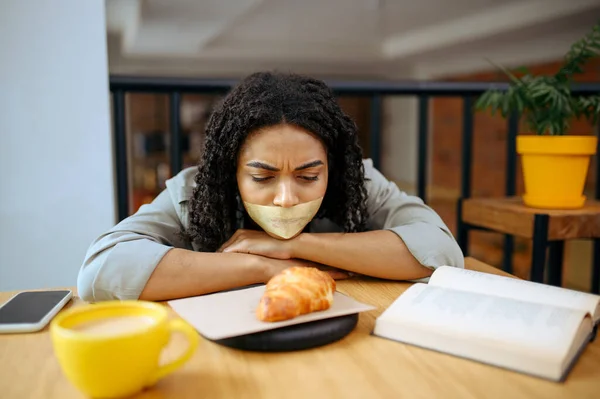 Jolie Étudiante Bouche Fermée Regardant Croissant Dans Café Bibliothèque Femme — Photo