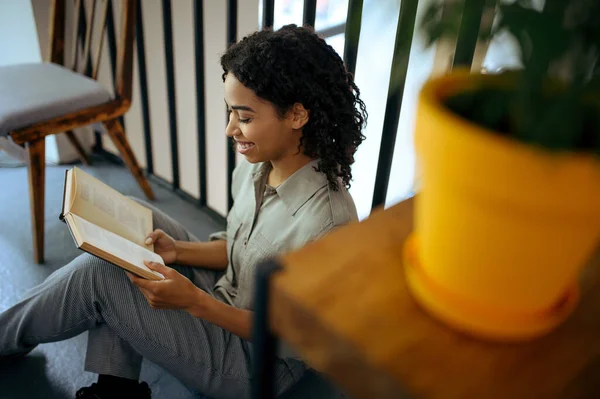 Vrolijke Vrouwelijke Student Leest Een Boek Vloer Bibliotheek Cafe Vrouwen — Stockfoto