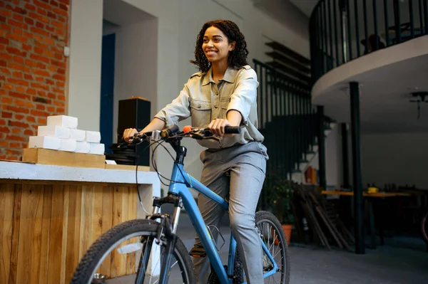 Hübsche Studentin Posiert Auf Dem Fahrrad Café Frau Lernt Ein — Stockfoto