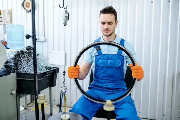 Trabalhador Uniforme Detém Novo Aro Bicicleta Alumínio Fábrica Montagem Rodas — Fotografia de Stock