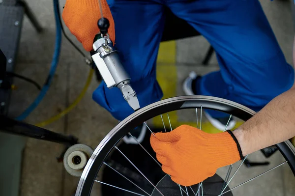 Makine Aletli Işçiler Fabrikaya Yeni Bisiklet Çemberi Kuruyor Üst Görünüm — Stok fotoğraf